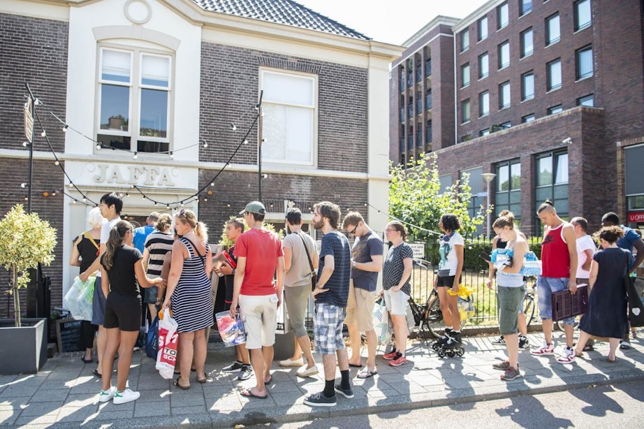 Tientallen mensen in de rij in Utrecht voor honderden kilo’s aan gratis tomaten