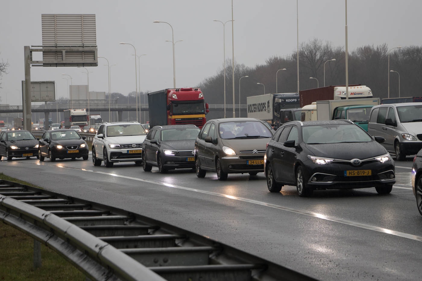 Verkeer op snelwegen rond Utrecht loopt vast vanwege ongeval en olie op de weg.