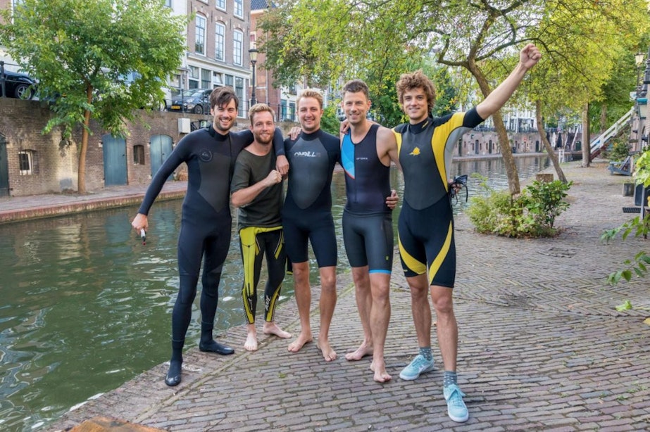 In de schaduw van de Elfstedenzwemtocht zwommen vijf Utrechtse vrienden een ‘rondje singel’