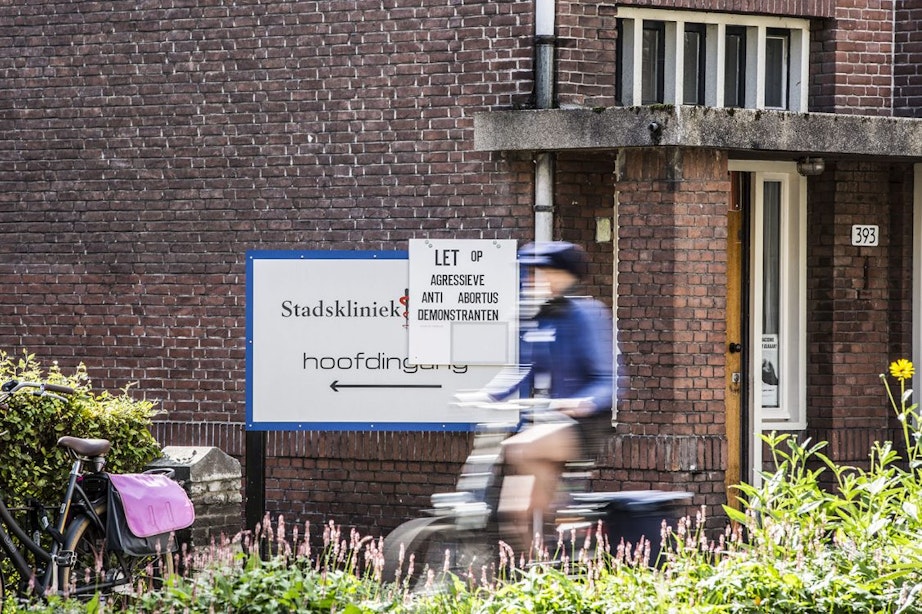 EenVandaag: ‘Demonstranten sloten Sabine in bij Utrechtse abortuskliniek’