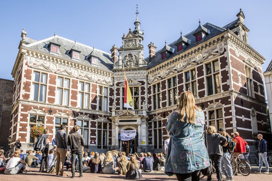 Docenten UU geven uit protest college op Domplein