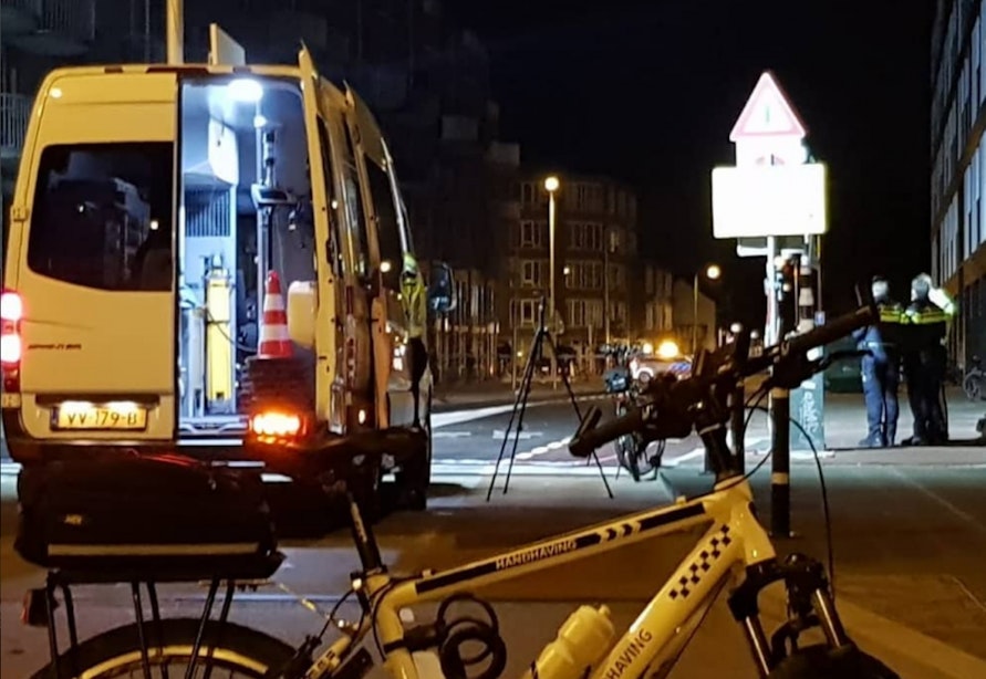 Automobilist laat 23-jarige fietser in kritieke toestand achter na botsing op Kaatstraat