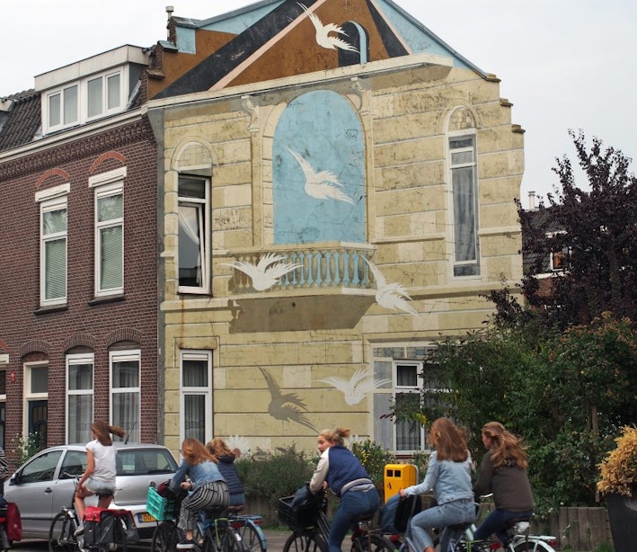 Kunst aan gebouwen: Gezichtsbedrog in de Vogelenbuurt
