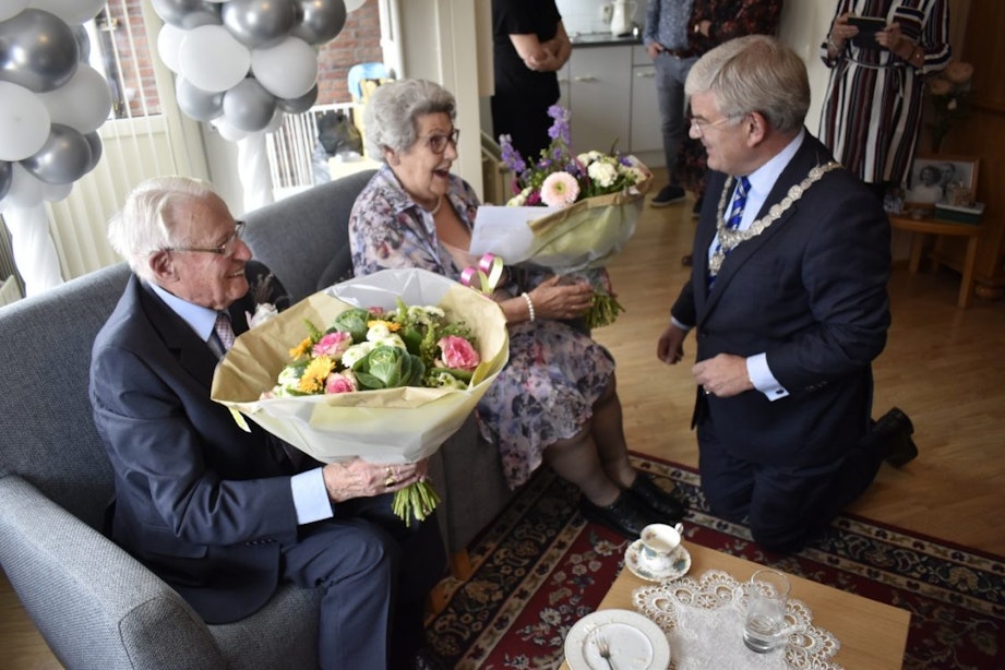 Burgemeester Van Zanen op bezoek bij platina echtpaar Jan en Annie Heus