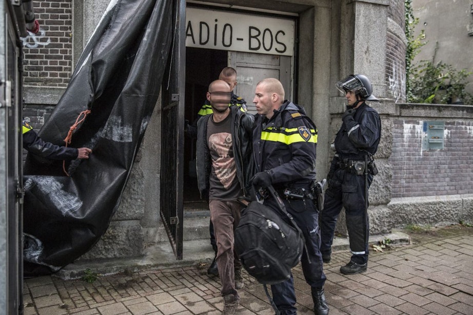 Politie ontruimt gekraakte watertoren Amsterdamsestraatweg