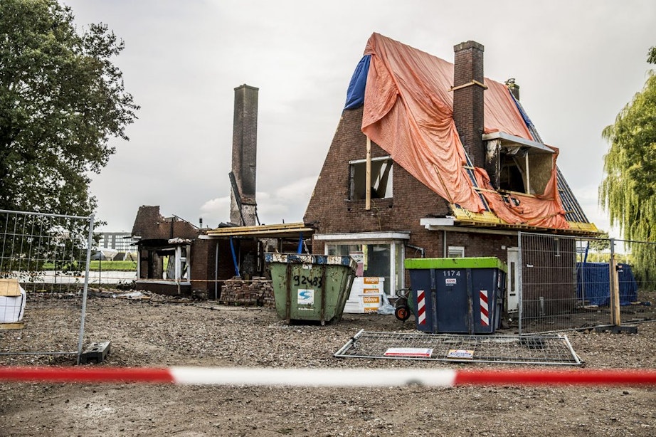 ‘Brand ingestorte woning Kanaleneiland vermoedelijk aangestoken’