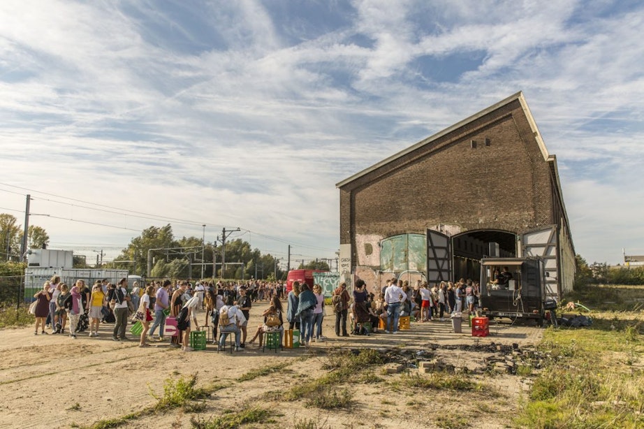 Koopjesjagers staan uren in de rij voor de Vintage Kilo Sale