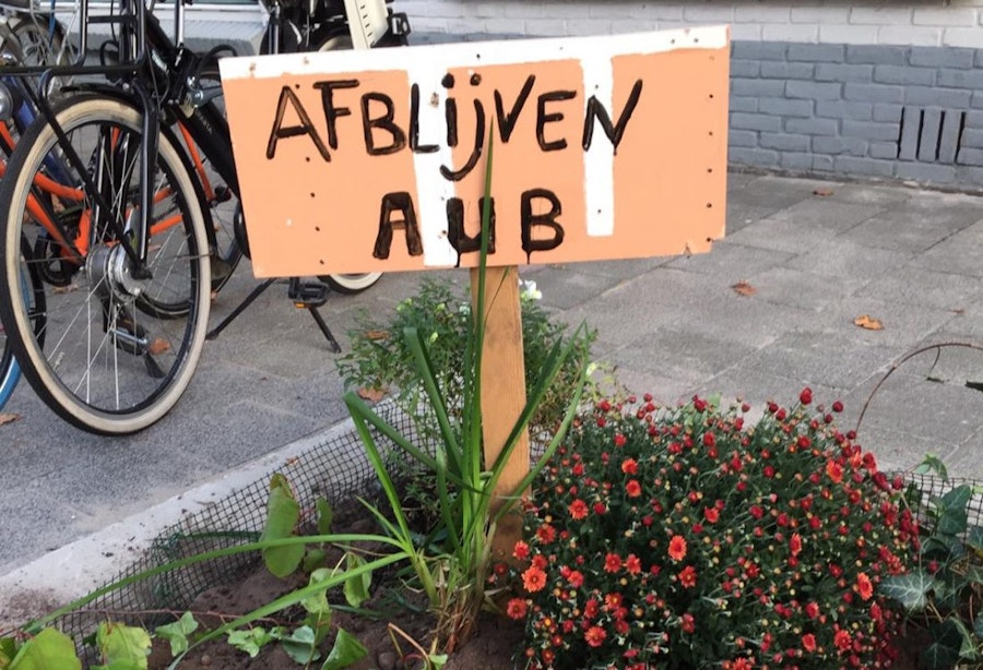 Ludiek protest van bewoners Jacob van der Borchstraat: tuintjes op plek van containers