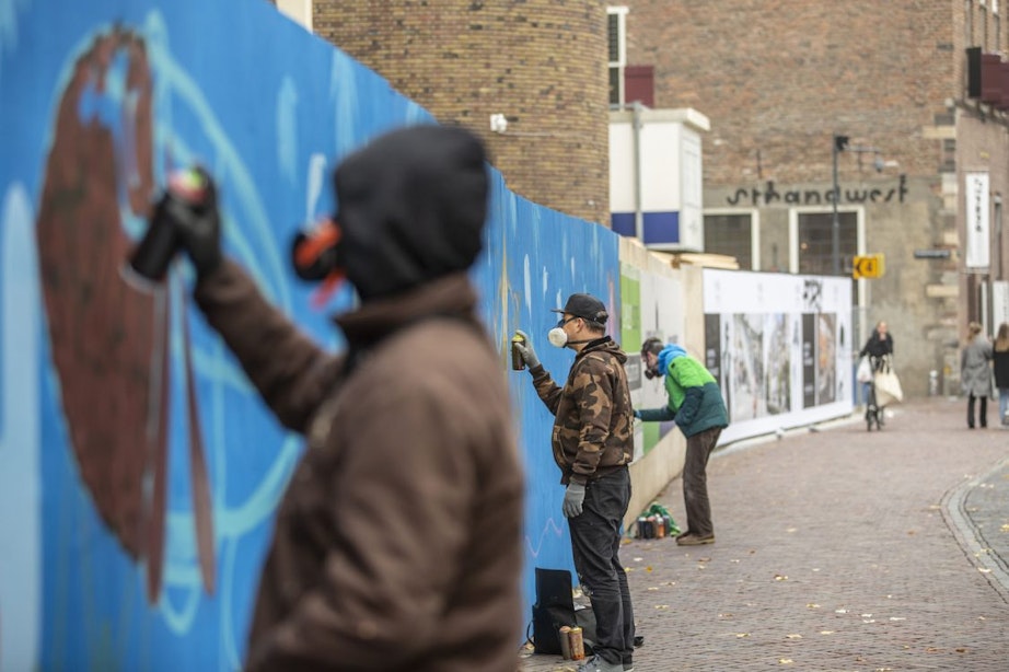 Graffiti-artiesten fleuren bouwafzetting postkantoor Neude op