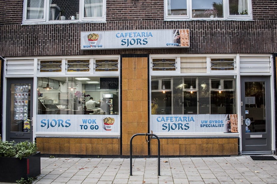 Snackbar Sjors weer open: ‘Mensen moeten komen omdat alles nieuw is, niet omdat er brand is geweest’