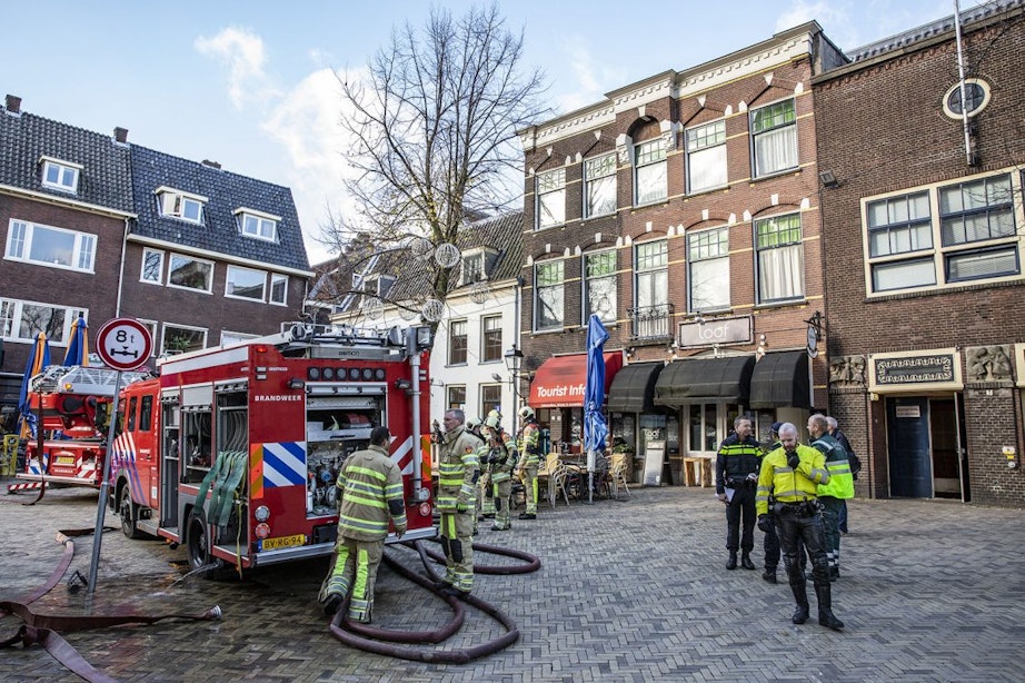 Racende Utrechter hoeft verkeersboetes niet te betalen na brand in huis Domplein