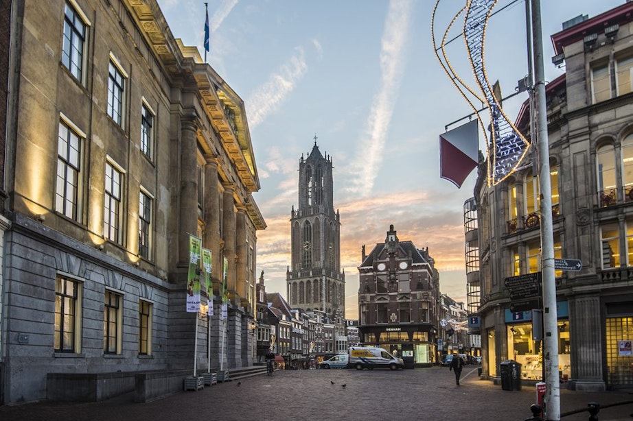 De geschiedenis van de Utrechtse Stadhuisbrug als stadsplein