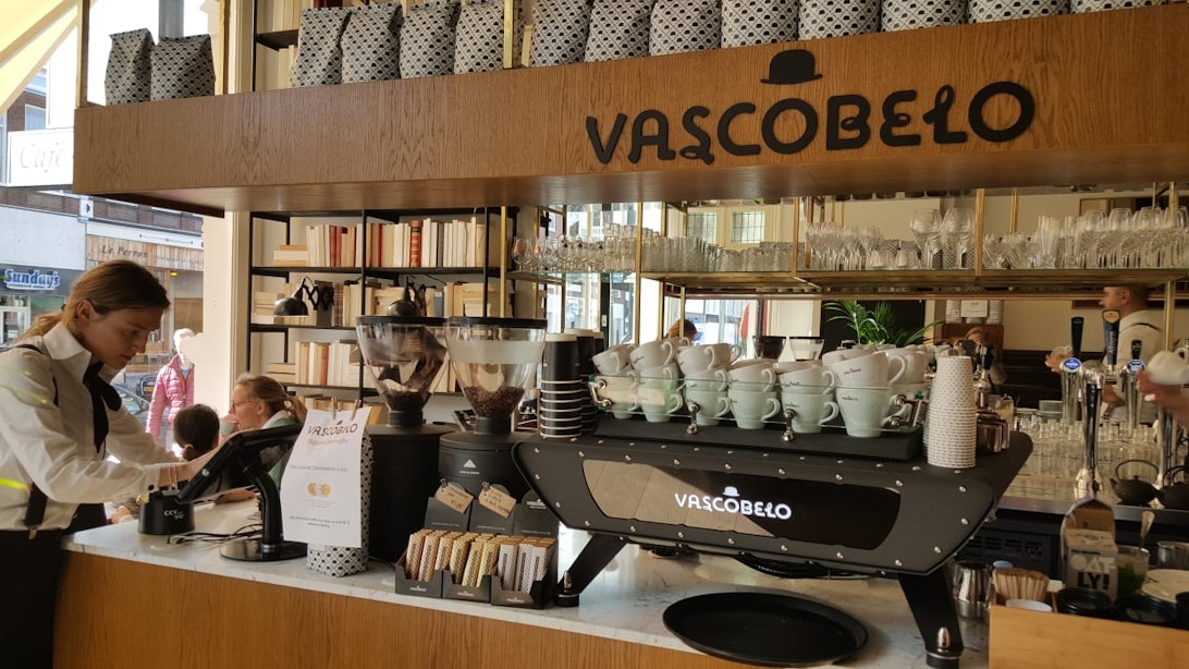 Jette & Jildou drinken koffie bij Vascobelo aan de Nachtegaalstraat