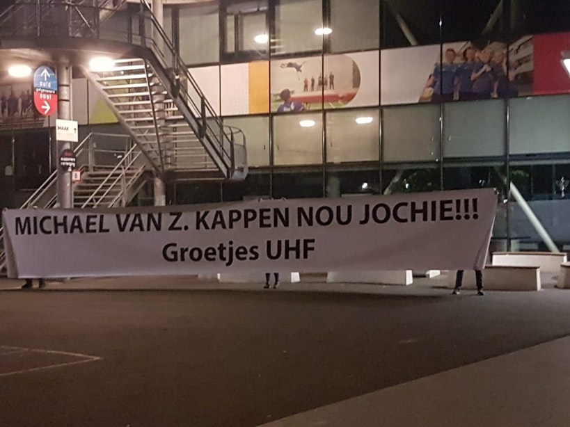 Spandoek tegen Utrechtse anti-Zwarte Piet-activist bij Galgenwaard: ‘Kappen nou’