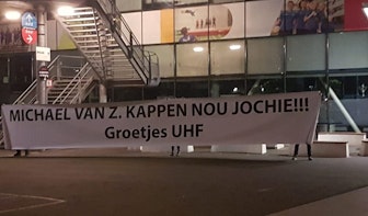 Spandoek tegen Utrechtse anti-Zwarte Piet-activist bij Galgenwaard: ‘Kappen nou’