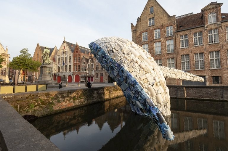 Plastic walvis van 11 meter groot in singel voor TivoliVredenburg