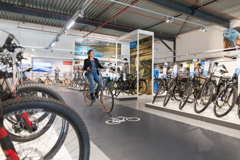 Mantel In Een Opent Fietsenwinkel 'superstore' The WallDe f6gyYvb7