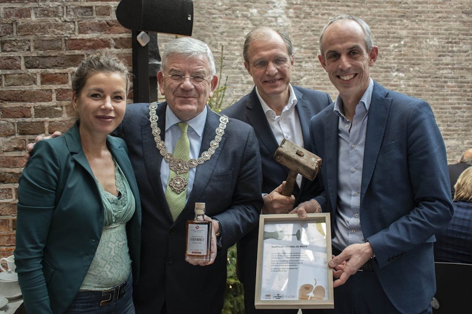 Fles calvados met fruit uit tuin van burgemeester Van Zanen geveild
