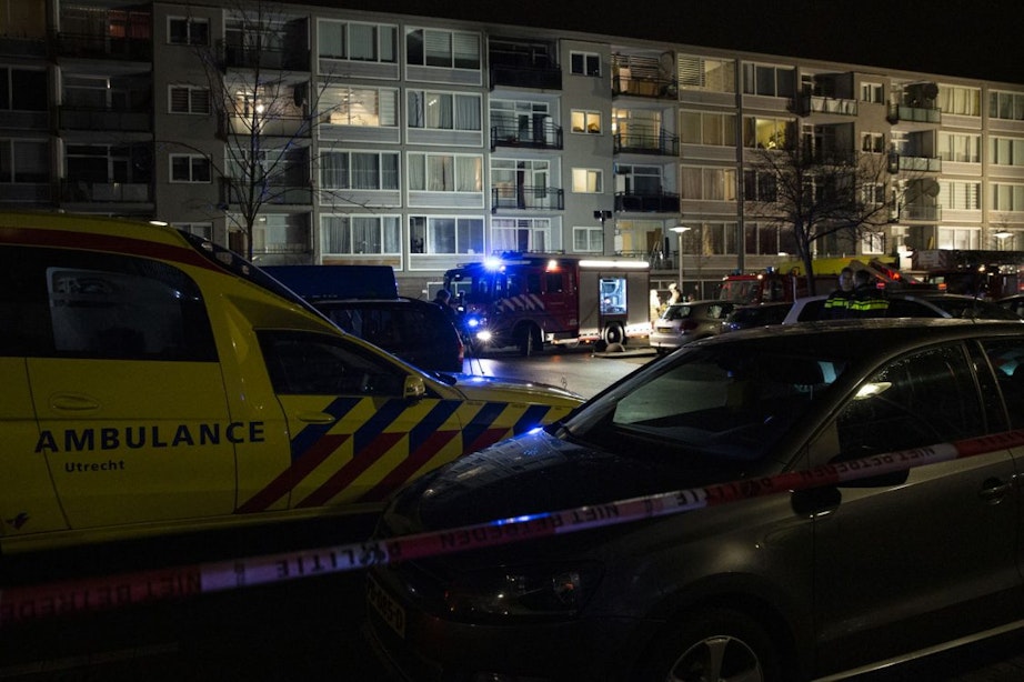 Meerdere gewonden na brand Kanaleneiland; hulpdiensten bekogeld met vuurwerk
