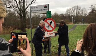 Burgemeester Van Zanen onthult bord vuurwerkvrije zone