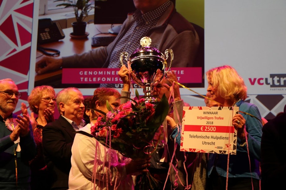 Amina Abakhou en Telefonische Hulpdienst Utrecht winnen Vrijwilligers Trofee