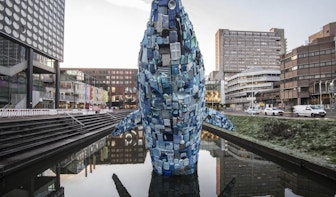 Plastic walvis in Utrechtse singel trekt veel bekijks