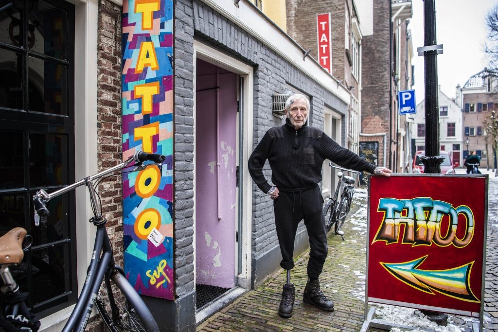 Pionier van het tatoeëren in Utrecht Hans van Tol (72) overleden