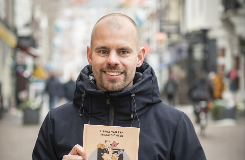 Straatdichter Sjaak Kroes maakt bundel: ‘Een cadeau, iets liefs, leuks en aaibaars’