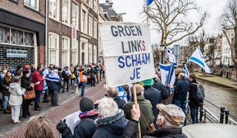 Tientallen demonstranten bij landelijk bureau aan de Oudegracht: ‘GroenLinks heeft foute vrienden’