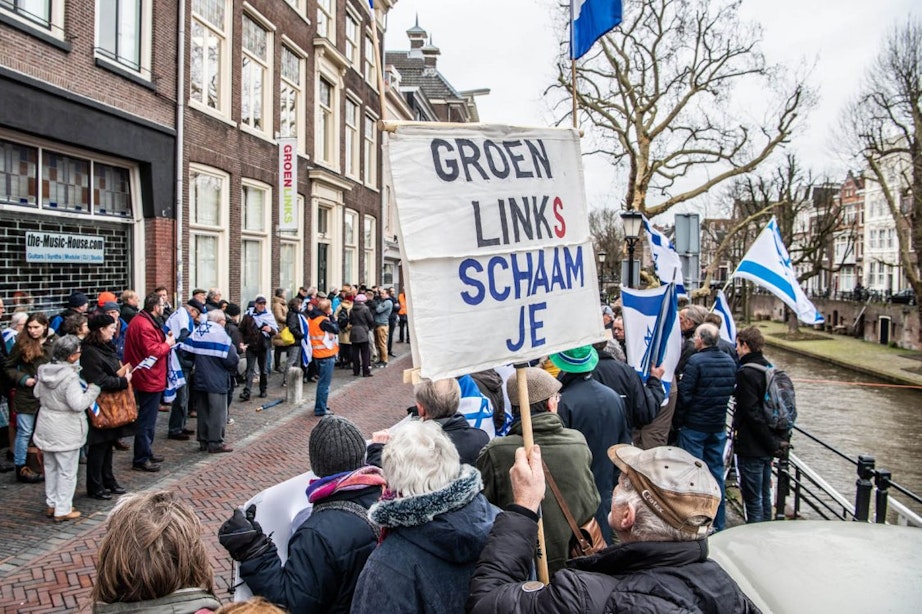Tientallen demonstranten bij landelijk bureau aan de Oudegracht: ‘GroenLinks heeft foute vrienden’