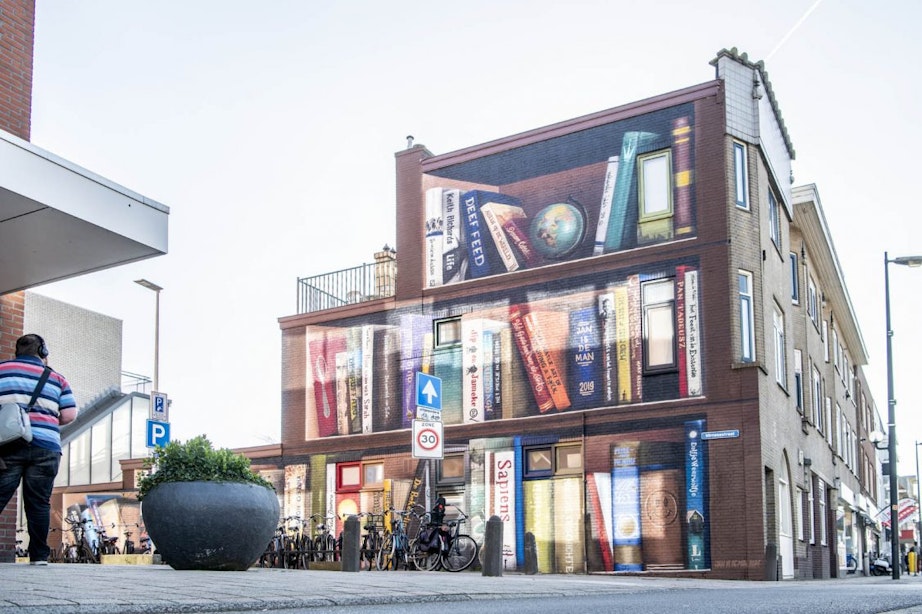 Gigantische boekenkast is nieuwste muurschildering in Utrecht