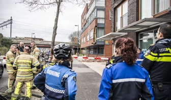 Vrachtwagen ramt gevel van gebouw aan de Amsterdamsestraatweg