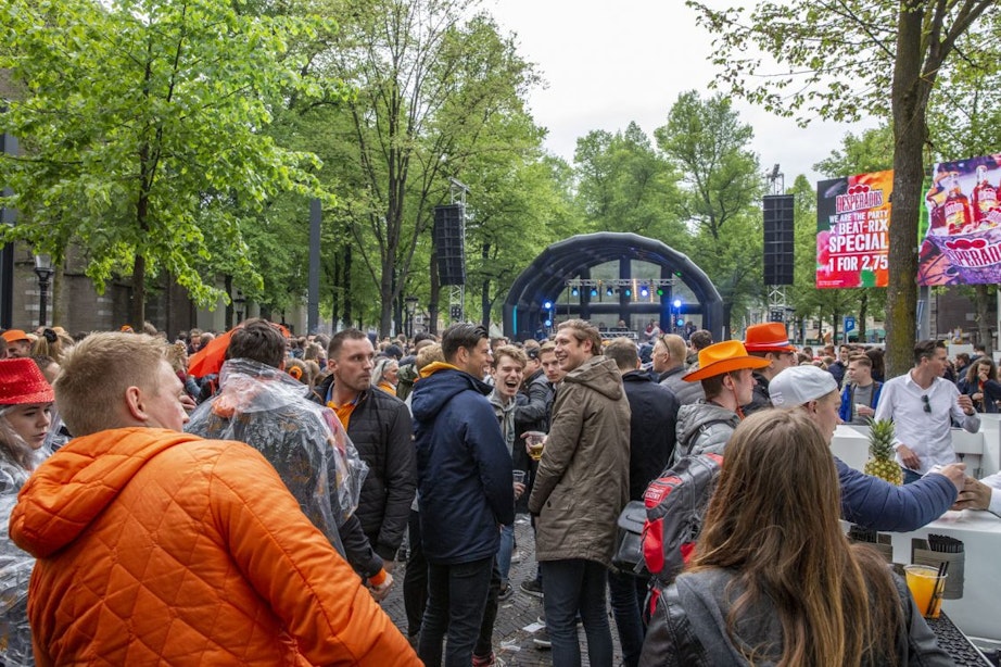 Twintig extra toiletten tijdens Koningsnacht en -dag in Utrecht moeten lange rijen voorkomen