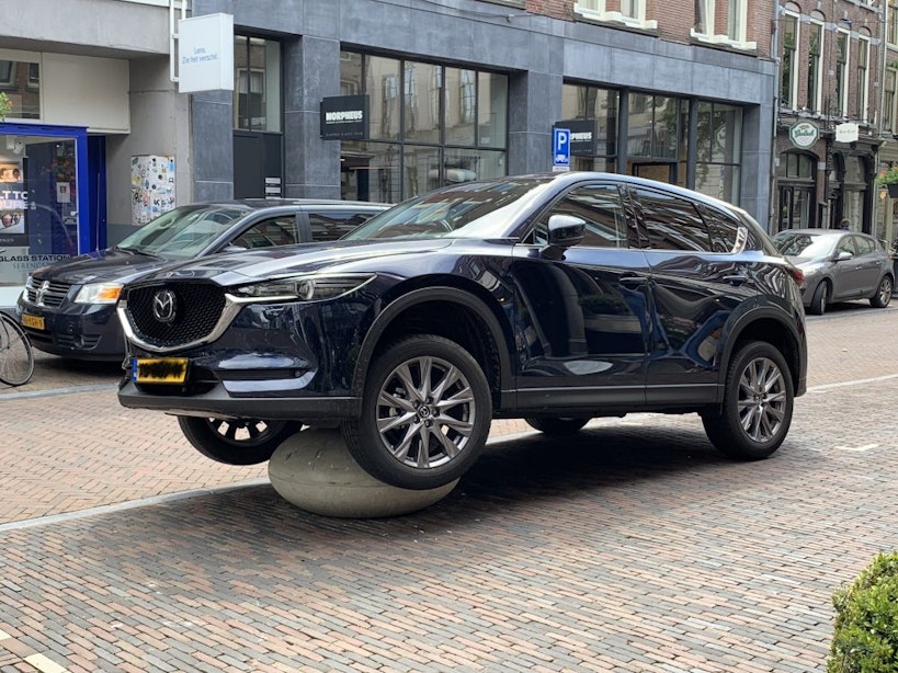 Auto op bijzondere manier geparkeerd op Oudkerkhof