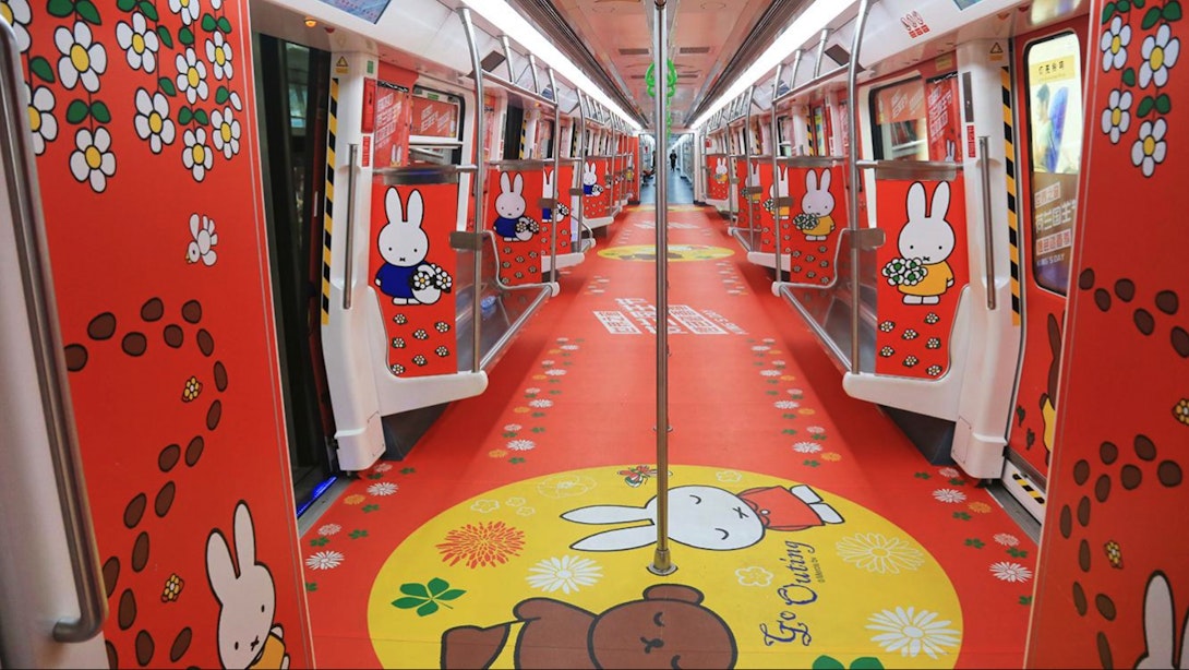 Metro in Shenzhen China helemaal vol met nijntje
