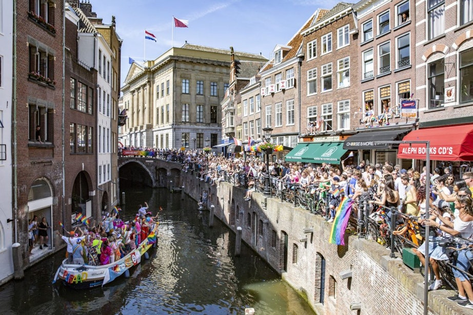 AH To Go op Utrecht Centraal wordt AH To Gay tijdens Canal Pride