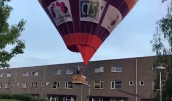 Luchtballon maakt noodlanding in woonwijk Utrecht