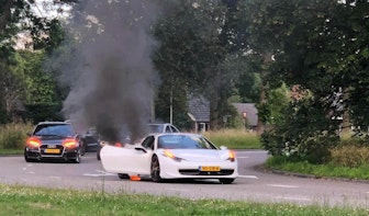 Peperdure Ferrari 458 vat vlam tijdens ritje in Overvecht