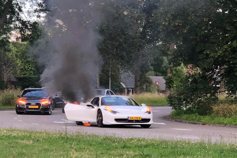 Peperdure Ferrari 458 vat vlam tijdens ritje in Overvecht
