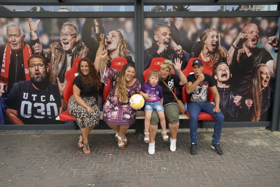 FC Utrecht onthult eigen bushokje op Vredenburg