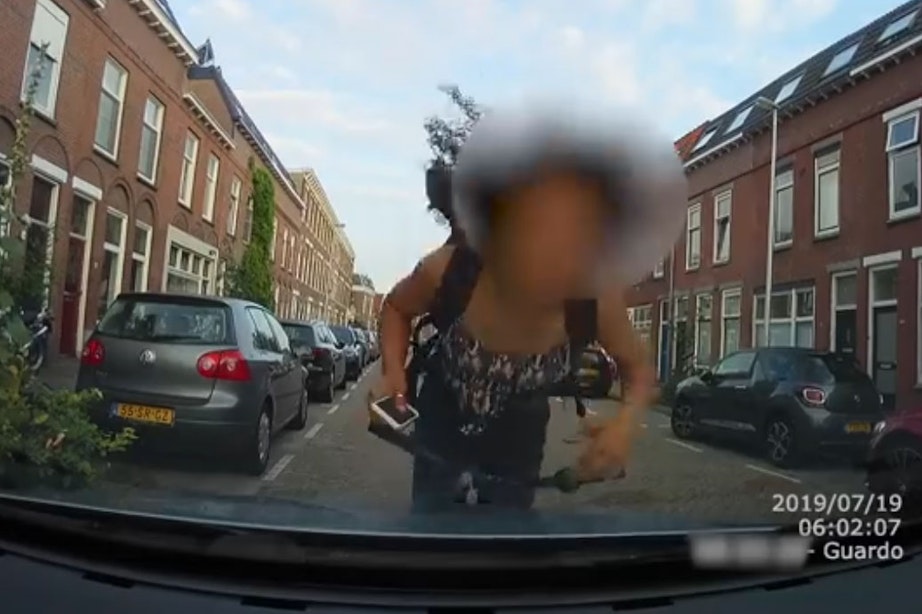 Appende fietser knalt op geparkeerde auto in Utrecht