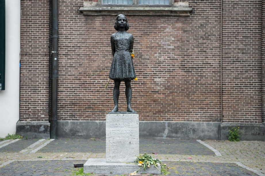 Utrechts beeld van Anne Frank op Janskerkhof heeft nu exacte kopie in Canadese stad Edmonton