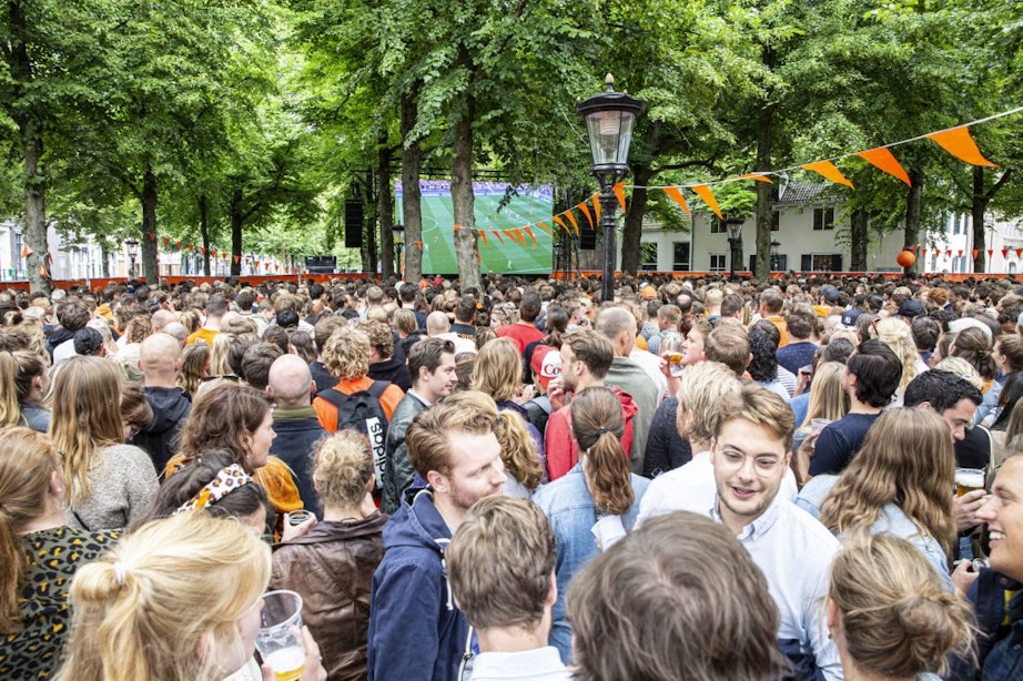 Honderden teleurgestelde Oranjefans op het Janskerkhof na verloren WK-finale