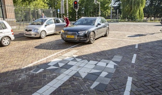 Puzzelen met pijl op de weg bij de Catharijnesingel