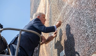 Burgemeester Jan van Zanen onthult ‘indrukwekkende’ muurschildering