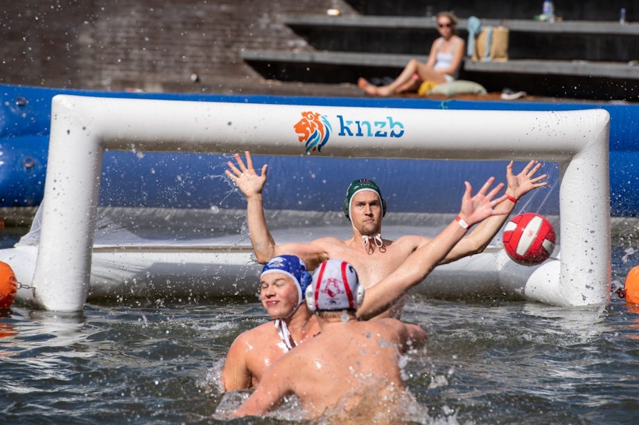 Een gloednieuwe sport uit Utrechtse koker: Beachwaterpolo