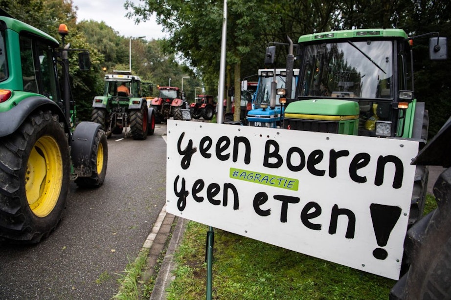 Tientallen boeren protesteren bij provinciehuis in Utrecht: ‘Geen boeren is geen eten’