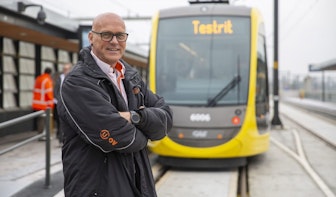 Bijzonder moment voor trambestuurder Sjaak Breedijk; voor het eerst passagiers op de Uithoflijn