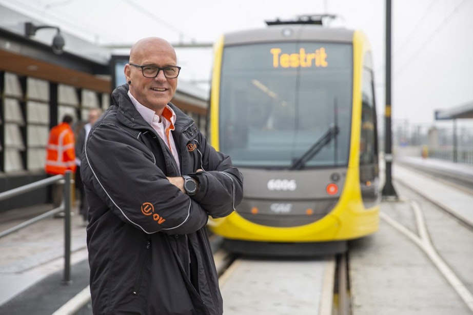 Bijzonder moment voor trambestuurder Sjaak Breedijk; voor het eerst passagiers op de Uithoflijn