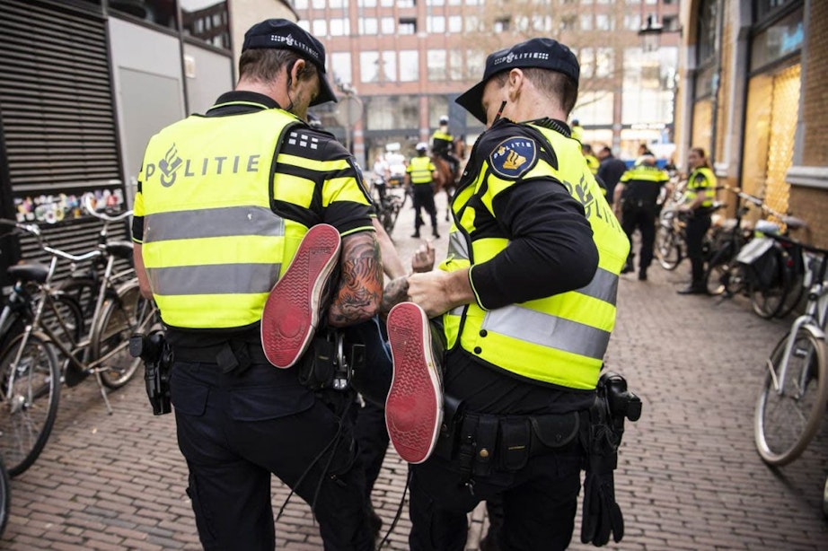 Politiebureaus vaker dicht en minder agenten bij FC Utrecht; Politie verder onder druk